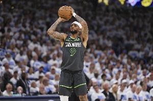 拼尽全力！亚历山大-沃克15中9空砍全队最高23分 三分8中5
