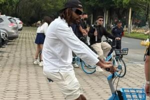 让登哥安排电动车🚲️拉塞尔分享中国行在街头骑乘共享单车照片