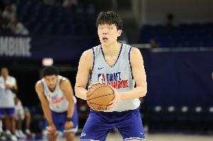 媒体人：杨瀚森的外线投射和身体对抗能力给试训球队留下深刻印象