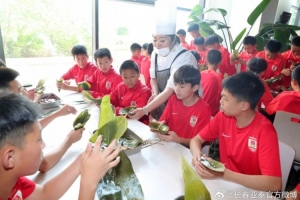 “粽”享六一·“童”乐端午 亚泰小将“粽”艺比拼体验传统文化