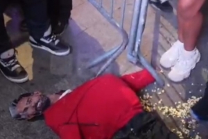 疯了！纽约球迷毁坏吹杨头像玩偶撕毁步行者球衣 最终被警察驱逐