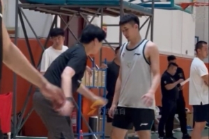 山东男篮今日进行队内对抗赛 邱彪给状元谢智杰“开小灶”