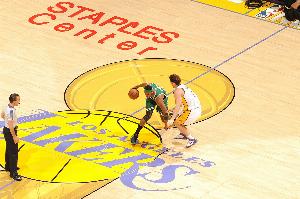 改放广告😅NBA发言人：移除季后赛贴花是出于球员安全&清理原因